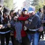 La Policía detiene a una diputada del Partido Democrático de los Pueblos (HDP) mientras participaba en una protesta anti Erdogan en Diyarbakir