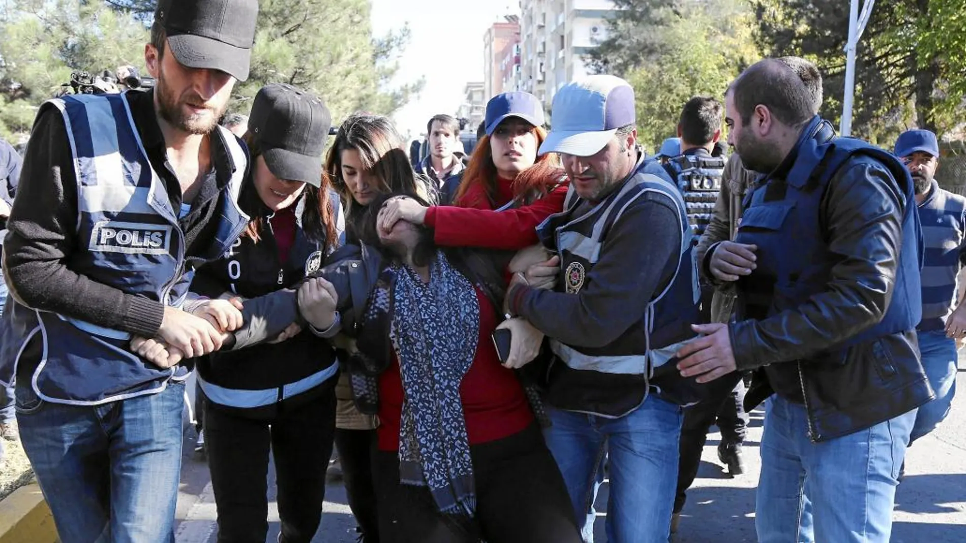 La Policía detiene a una diputada del Partido Democrático de los Pueblos (HDP) mientras participaba en una protesta anti Erdogan en Diyarbakir