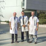 De izquierda a derecha, Francesc Tresserra, jefe del Servicio de Anatomía Patológica y Citología y responsable de I+D del Servicio de Ginecología de Salud de la Mujer Dexeus; Miquel H. Bronchud, oncólogo del Instituto Oncológico Equipo Dr. Bellmunt; y Bernat Serra, jefe del Servicio de Obstetricia de Salud de la Mujer Dexeus