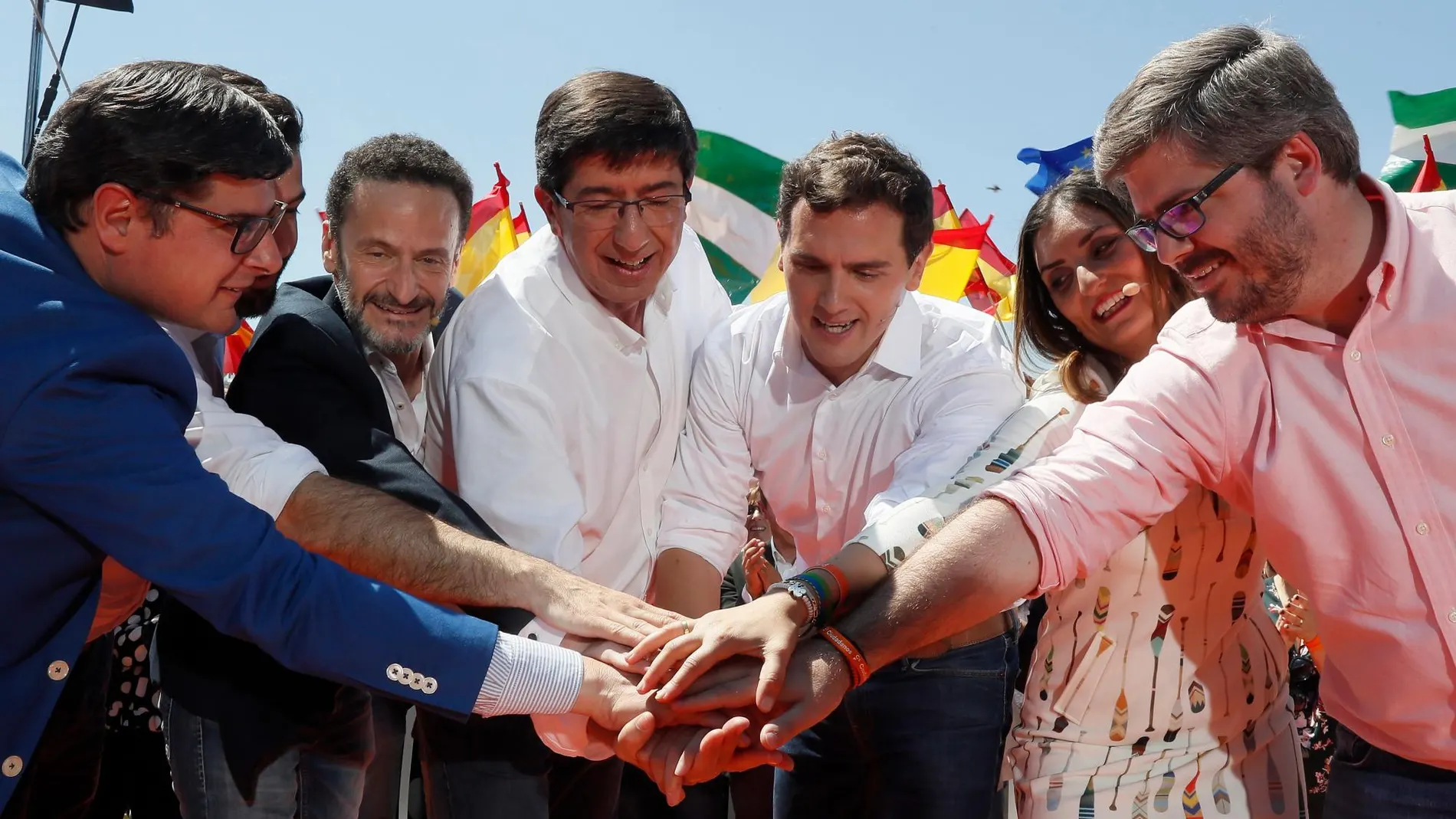 El candidato a la presidencia del Gobierno por Ciudadanos, Albert Rivera (3ºd), junto a, Juan Marín (c), Edmundo Bal (ci) y Sara Giménez (2d).