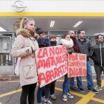 Empleados de Opel se concentran desde hace meses frente a la fábrica en señal de protesta