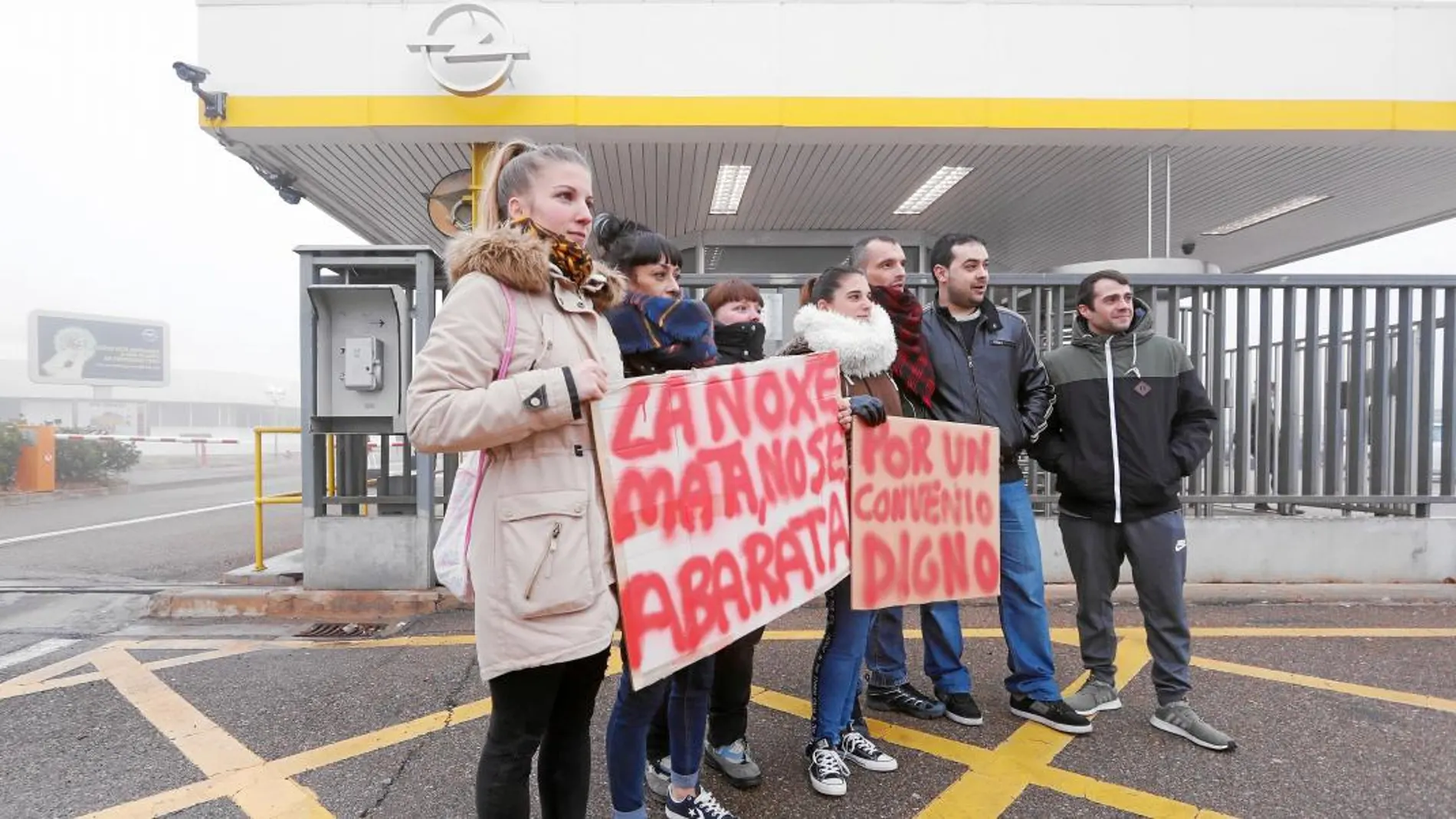 Empleados de Opel se concentran desde hace meses frente a la fábrica en señal de protesta