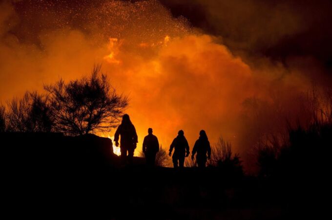 El incendio que afecta a la localidad de Cualedro, en Orense, sigue avanzando sin control y cerca ya varias casas ante la alarma de los vecinos