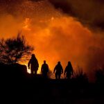 El incendio que afecta a la localidad de Cualedro, en Orense, sigue avanzando sin control y cerca ya varias casas ante la alarma de los vecinos