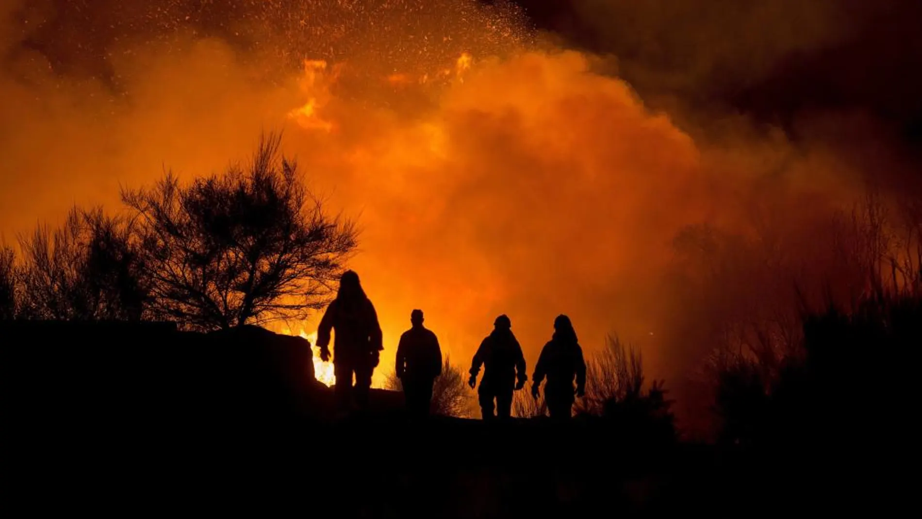 El incendio que afecta a la localidad de Cualedro, en Orense, sigue avanzando sin control y cerca ya varias casas ante la alarma de los vecinos