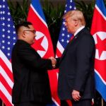 Donald Trump y Kim Jong Un se dan la mano en la reunión que tuvo lugar el pasado 12 de Junio / Reuters