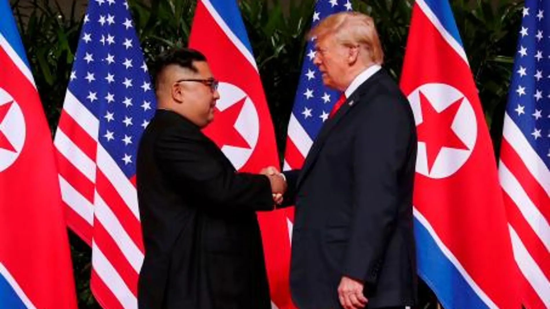 Donald Trump y Kim Jong Un se dan la mano en la reunión que tuvo lugar el pasado 12 de Junio / Reuters
