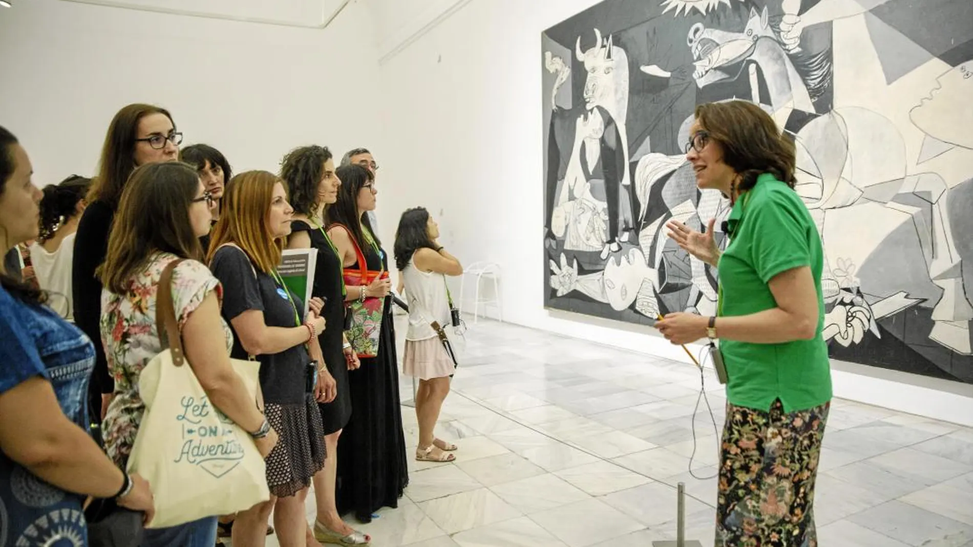 Los docentes escuchan las explicaciones de la ponente en el Museo Reina Sofía/ Gonzalo Pérez