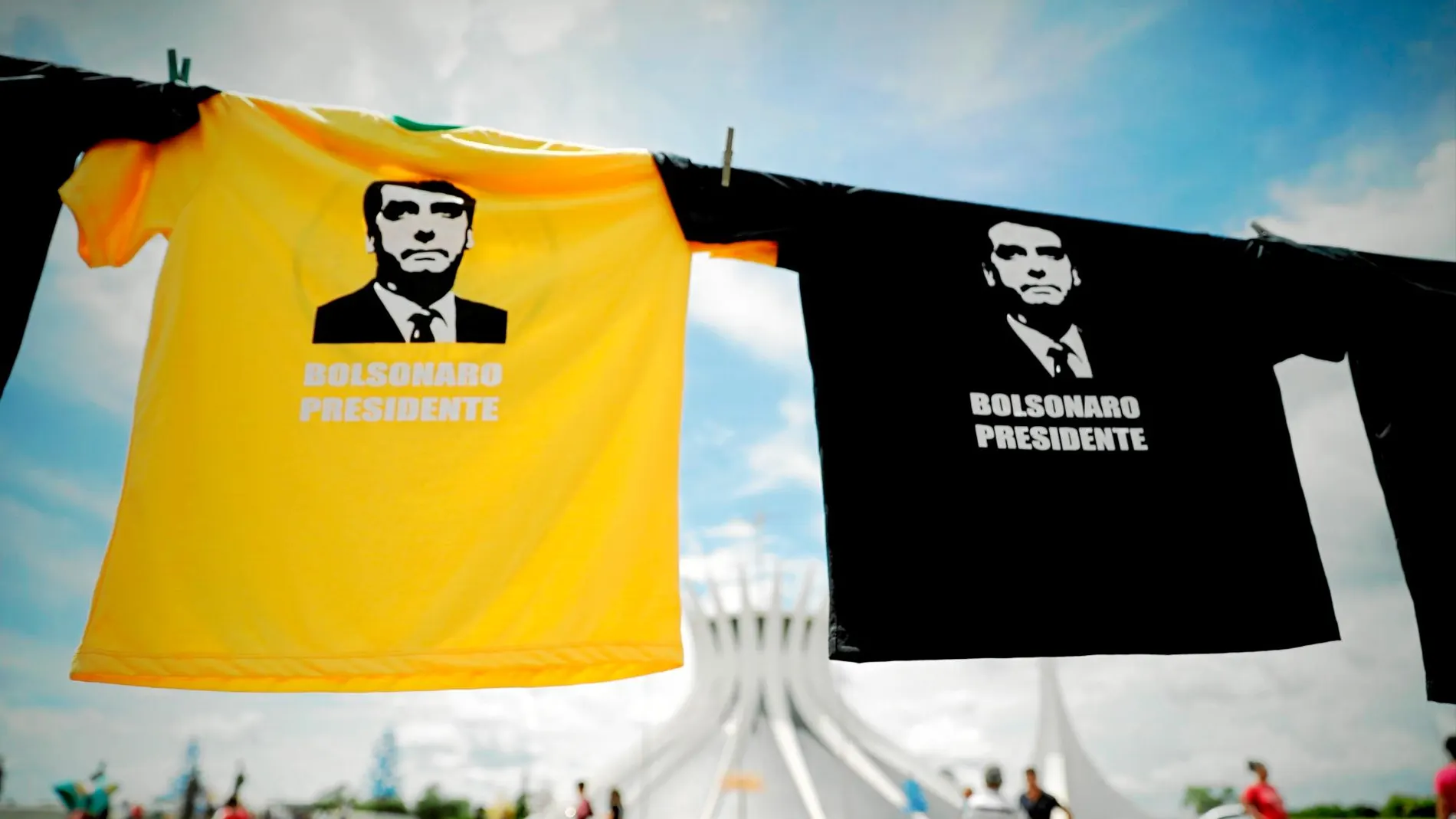 Camisetas del presidente electo de Brasil, Jair Bolsonaro, colgadas en un puesto de Brasilia / Efe