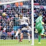 Kane marca de cabeza el primero de sus tres goles contra el Southampton