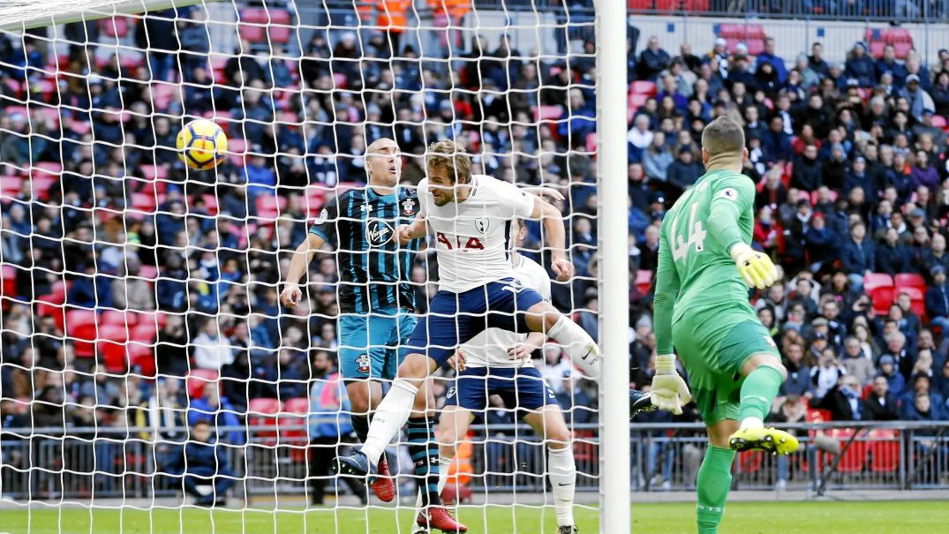 Kane marca de cabeza el primero de sus tres goles contra el Southampton