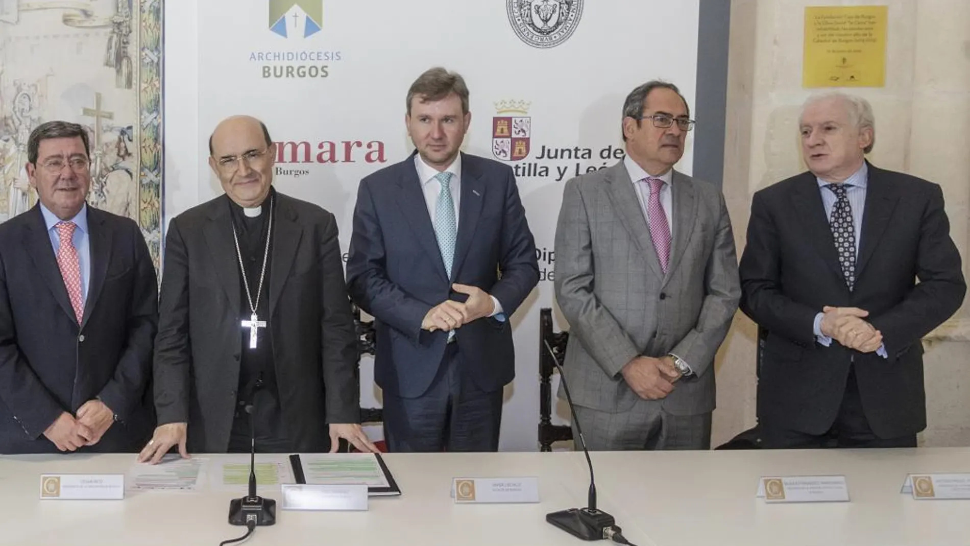 El presidente de la Diputación de Burgos, César Rico; El Arzobispo de Burgos, Fidel Herráez; El alcalde de Burgos, Javier Lacalle; El delegado de la Junta de Castilla y León en Burgos, Baudilio Fernández Masrdomingo; Y el presidente de la Cámara de Comercio de Burgos, Antonio Méndez Pozo, durante la presentación del logotipo