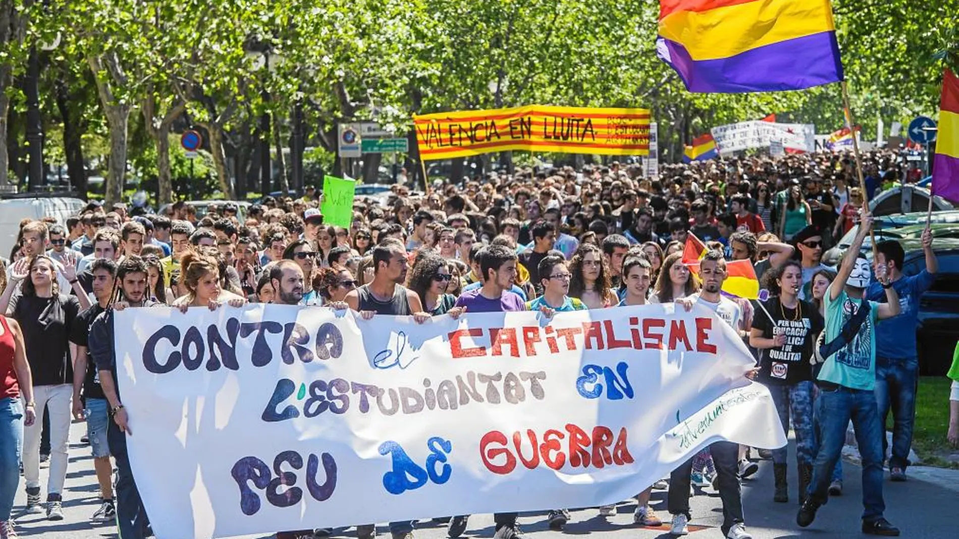 Dos policías heridos y tres detenidos en la huelga del 9-M