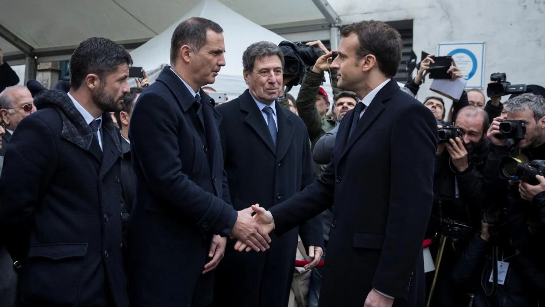 Imagen de archivo del presidente francés Emmanuel Macron estrechando la mano al presidente del Gobierno regional de Córcega, Gilles Simeoni / Reuters