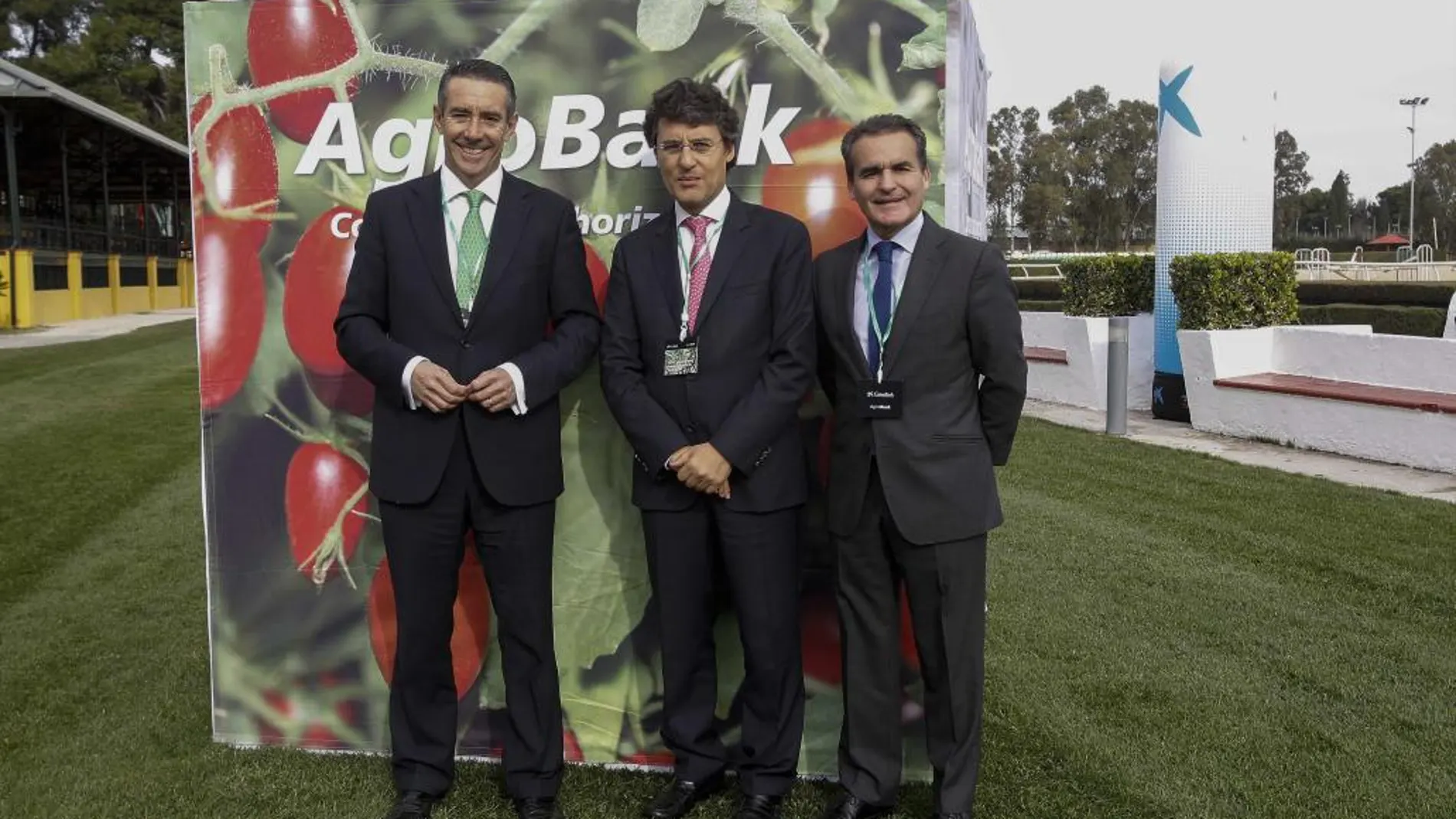 Juan Antonio Alcaraz, Rafael Herrador y Fernando Miranda, que ofreció la conferencia «La PAC en movimiento: nuevas propuestas de modificación» ante medio millar de agricultores y ganaderos