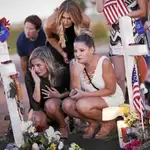 Un grupo de mujeres acude a un memorial en homenaje a las víctimas del tiroteo ocurrido durante un concierto de música country en Las Vegas