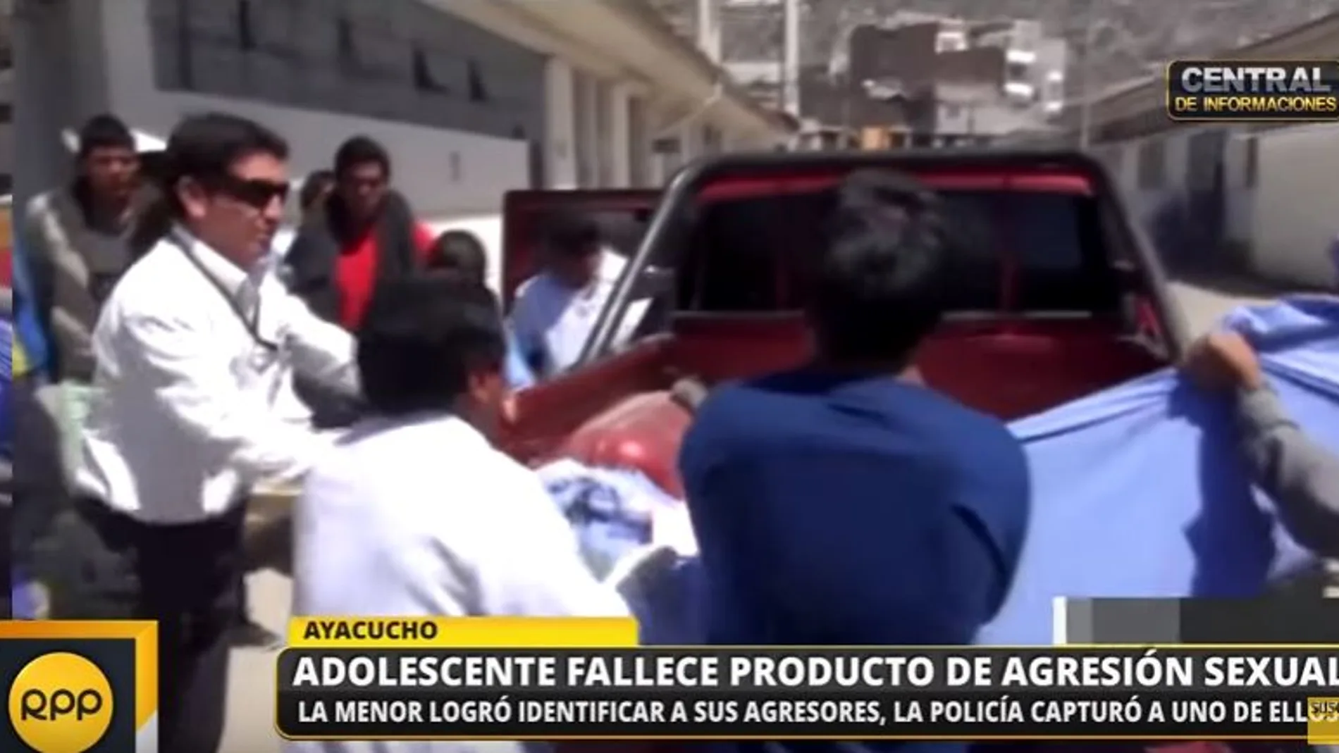 Momento en el que el cadáver de la chica es sacado del lugar en donde fue violada
