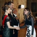 Los Reyes de España saludan a Sara Carbonero antes de la cena de gala ofrecida en honor de los Reyes en el Palacio de los Duques de Bragança, en Guimaraes.