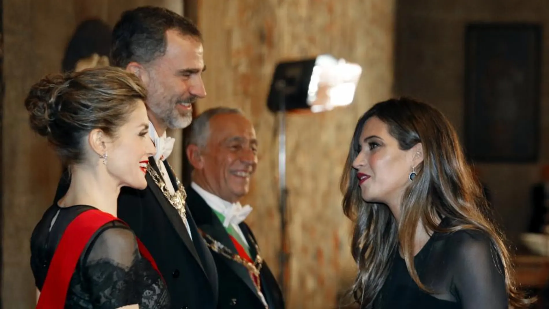 Los Reyes de España saludan a Sara Carbonero antes de la cena de gala ofrecida en honor de los Reyes en el Palacio de los Duques de Bragança, en Guimaraes.