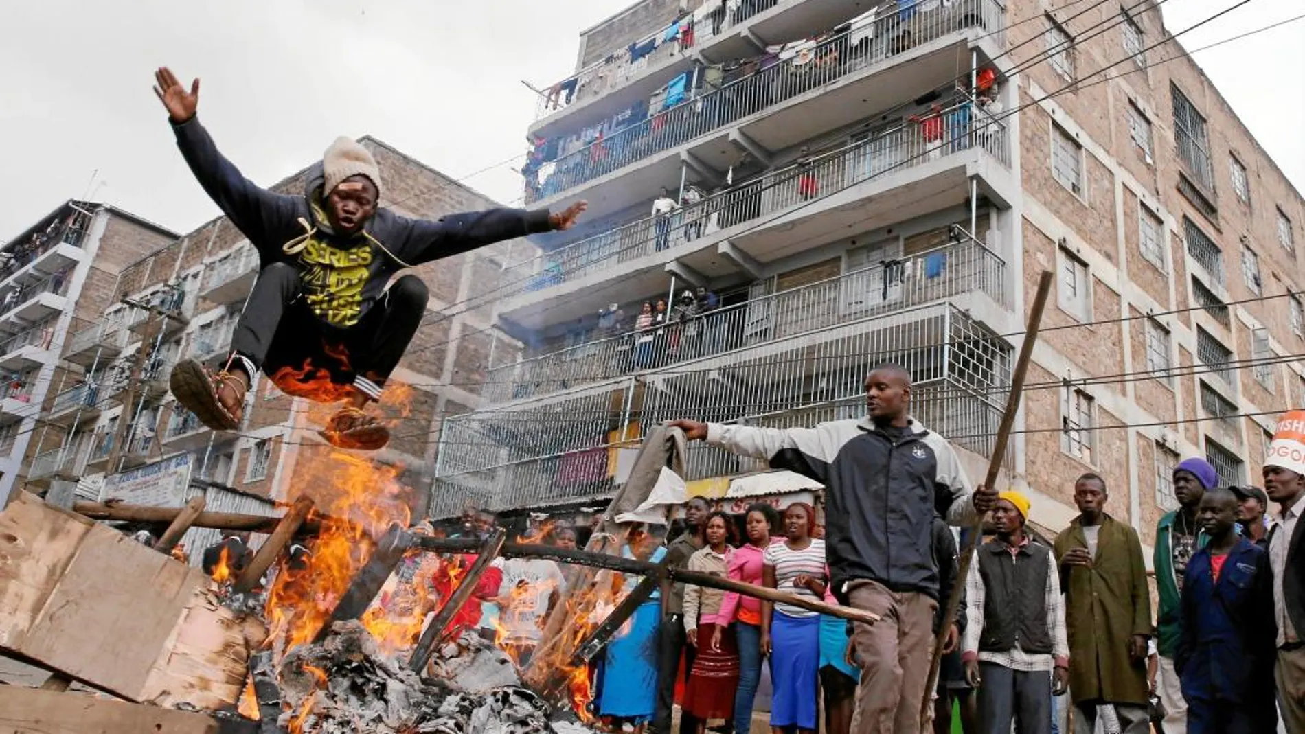 Varios residentes del suburbio chabolista de Mathare, en Nairobi, protestan contra la victoria del presidente Kenyatta