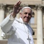 Pope Francis waves as he leads the weekly audience in Saint Peter's Square at the Vatican April 24, 2013. REUTERS/Alessandro Bianchi (VATICAN - Tags: RELIGION)
