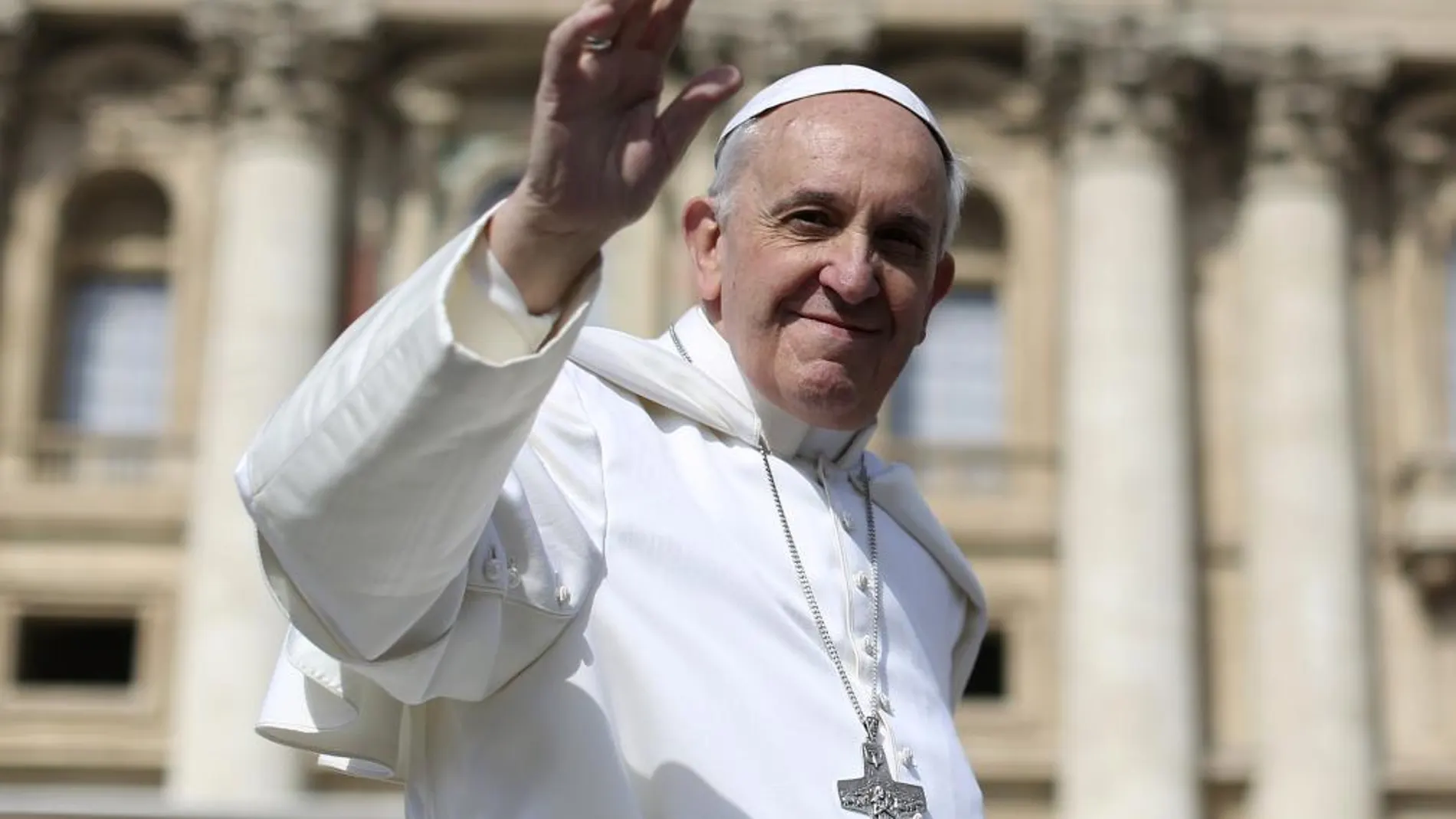 Pope Francis waves as he leads the weekly audience in Saint Peter's Square at the Vatican April 24, 2013. REUTERS/Alessandro Bianchi (VATICAN - Tags: RELIGION)