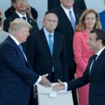 El presidente francés, Emmanuel Macron estrecha la mano a Donald Trump antes del desfile en los Campos Elíseos