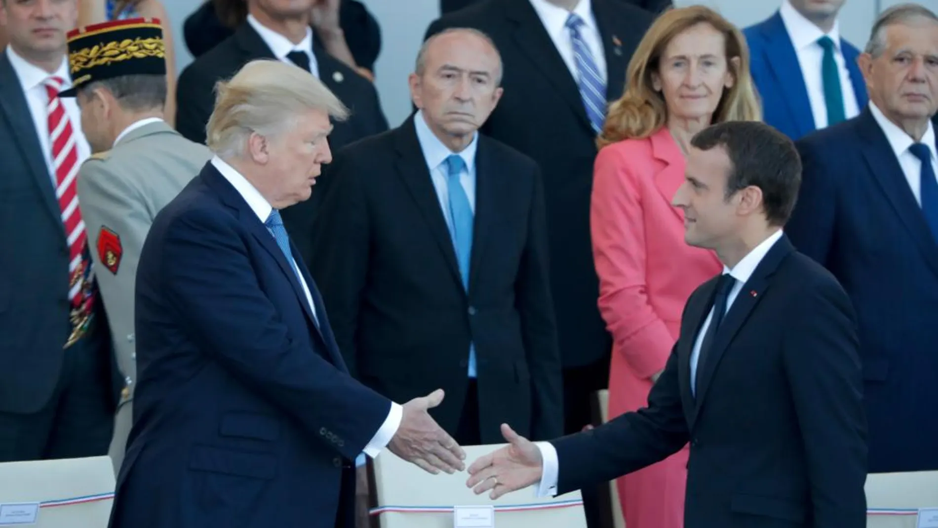 El presidente francés, Emmanuel Macron estrecha la mano a Donald Trump antes del desfile en los Campos Elíseos