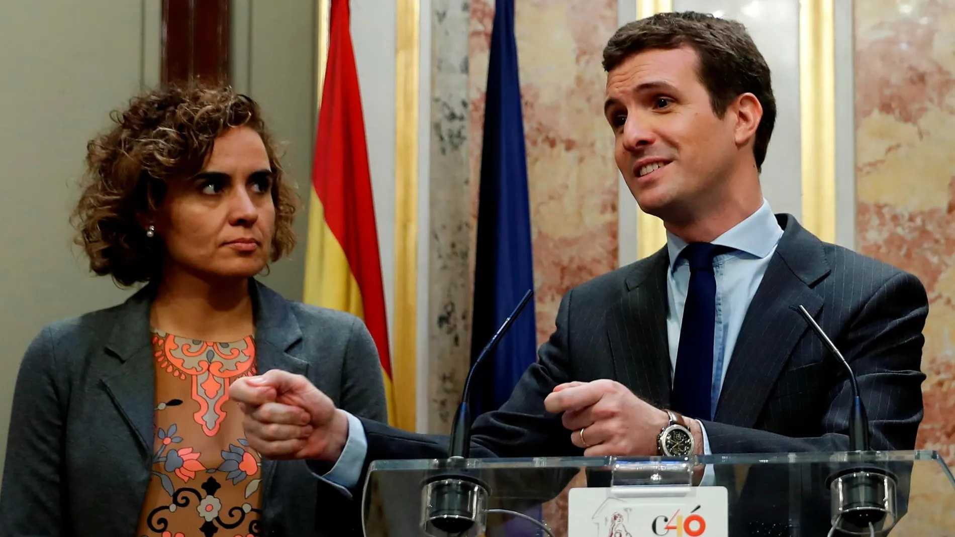 El presidente del PP, Pablo Casado, acompañado por la portavoz del grupo popular en el Congreso, Dolors Montserrat (i), durante la rueda de prensa ofrecida hoy en el Congreso.