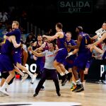 Los jugadores del Barcelona Lassa celebran la victoria ante el Real Madrid, al término de la final de la Copa del Rey de baloncesto. EFE/Javier López