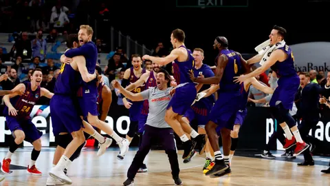 Los jugadores del Barcelona Lassa celebran la victoria ante el Real Madrid, al término de la final de la Copa del Rey de baloncesto. EFE/Javier López
