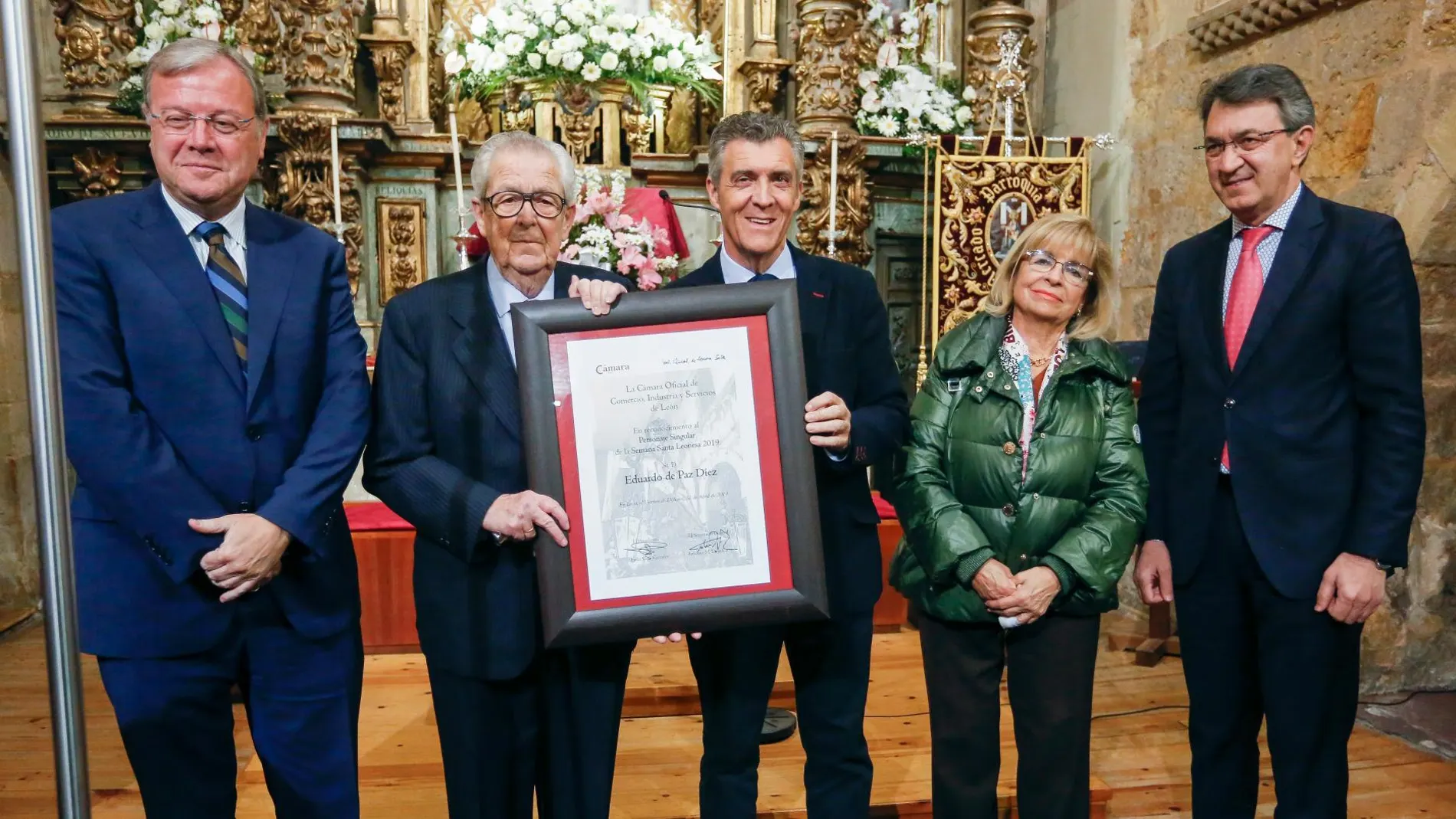El alcalde de León, Antonio Silván, y el presidente de la Diputación, Juan Martínez Majo, asisten a la entrega de la distinción como Personaje Ilustre de la Semana Santa de León que otorga la Cámara de Comercio a Eduardo de Paz