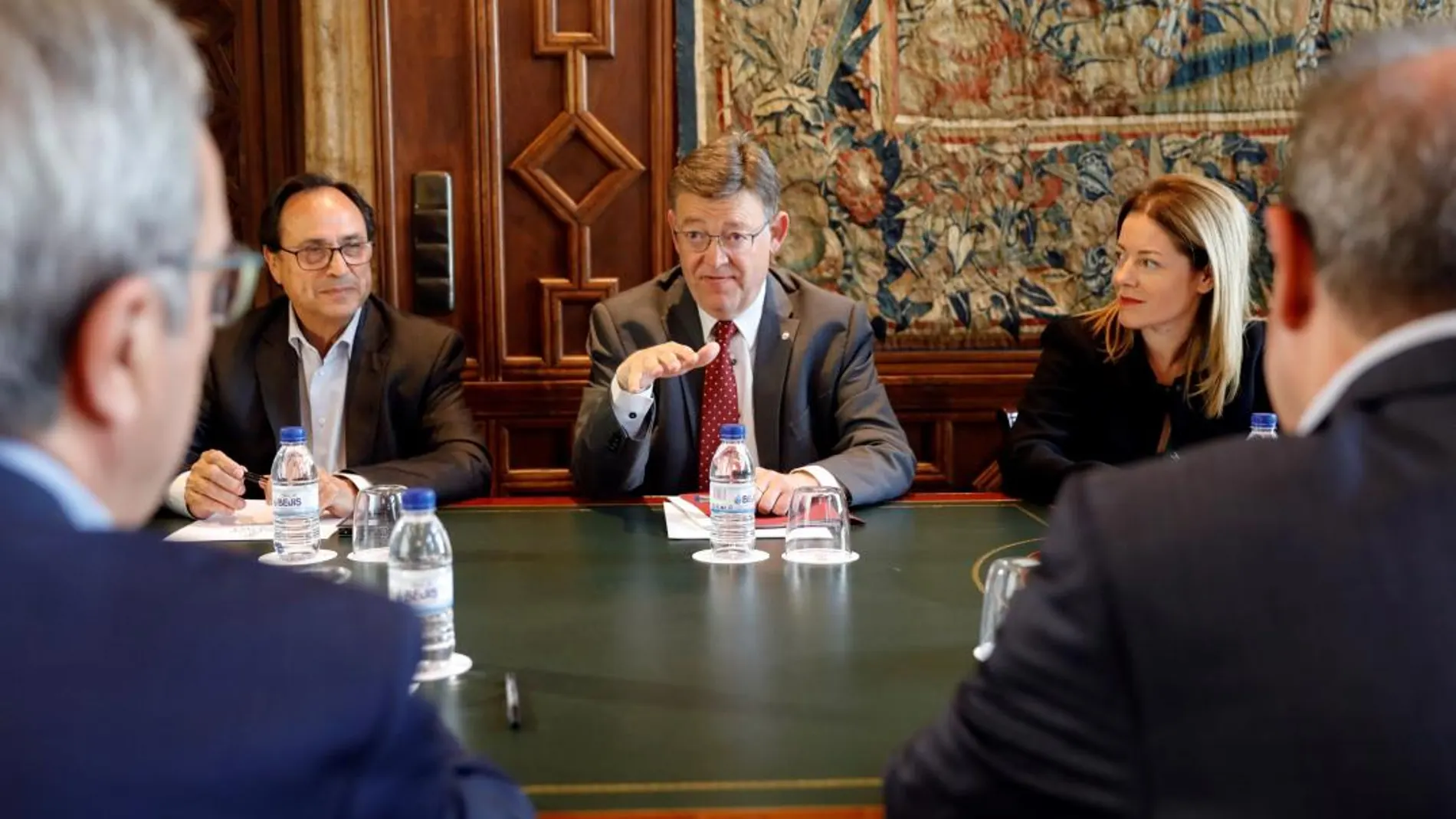 El presidente de la Generalitat, Ximo Puig, ayer junto al conseller de Hacienda, Vicent Soler, y la secretaria autonómica del ramo, Clara Ferrando. LA RAZÓN