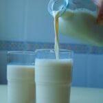 Imagen de archivo de vasos de leche