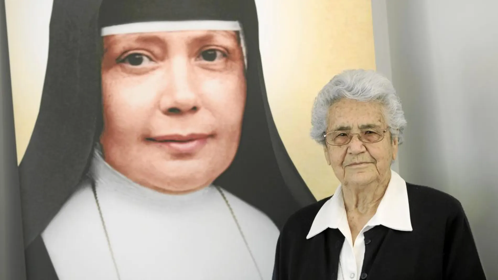 María Victoria Azuara, junto a una imagen de la madre Nazaria / Foto: Luis Díaz