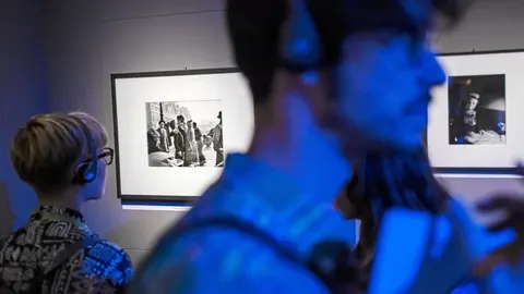 La exposición, que reúne más de un centenar de piezas, muestra el recorrido del célebre autor. Estará hasta el 8 de enero en la Fundación Canal