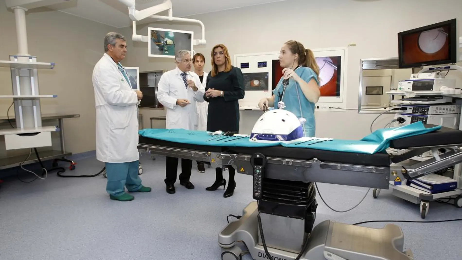 La presidenta de la Junta, Susana Díaz, durante una visita a los quirófanos del hospital Virgen del Rocío de Sevilla