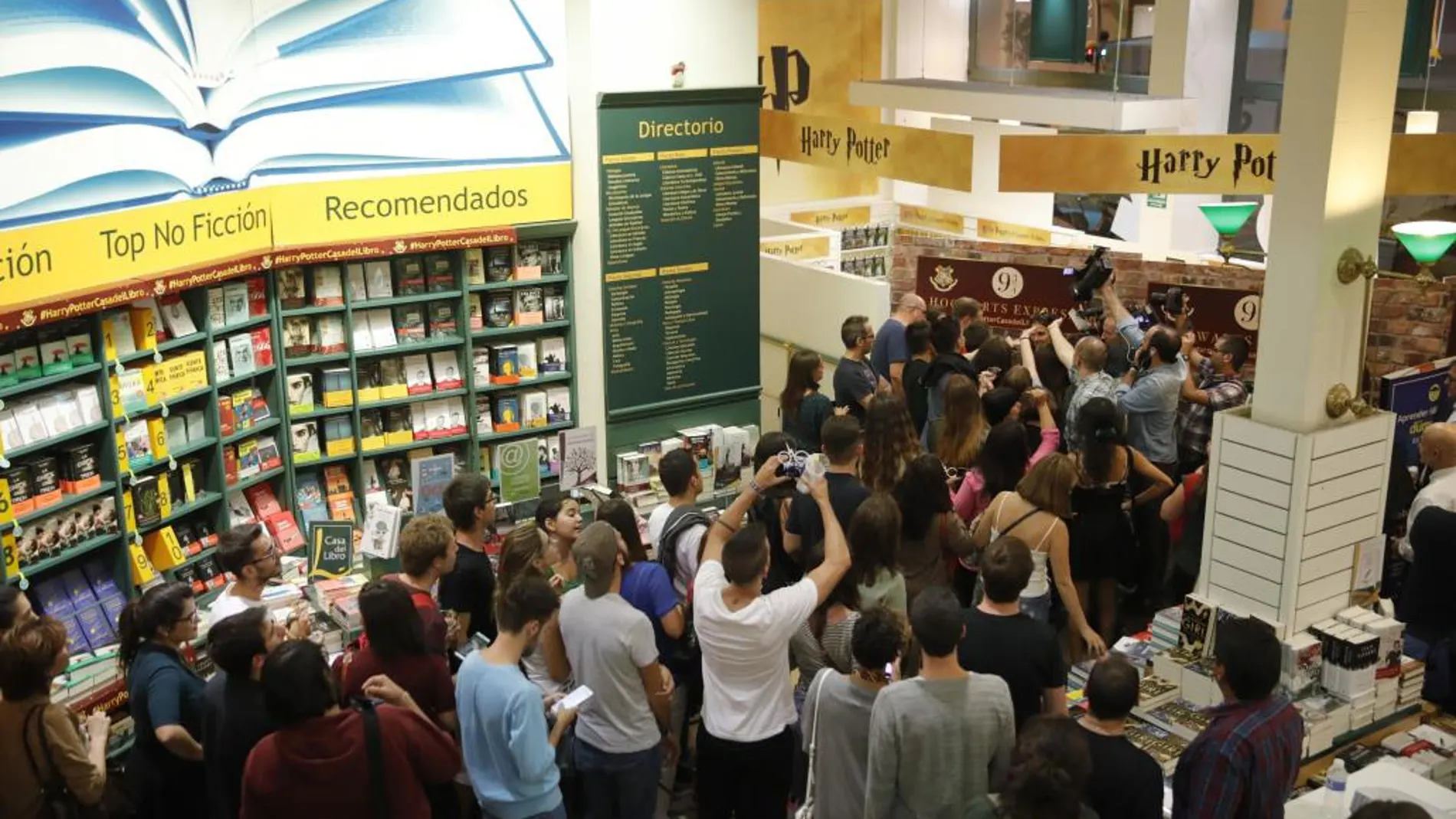 Fans de Harry Potter, esperan para comprar los primeros ejemplares del octavo libro de la saga