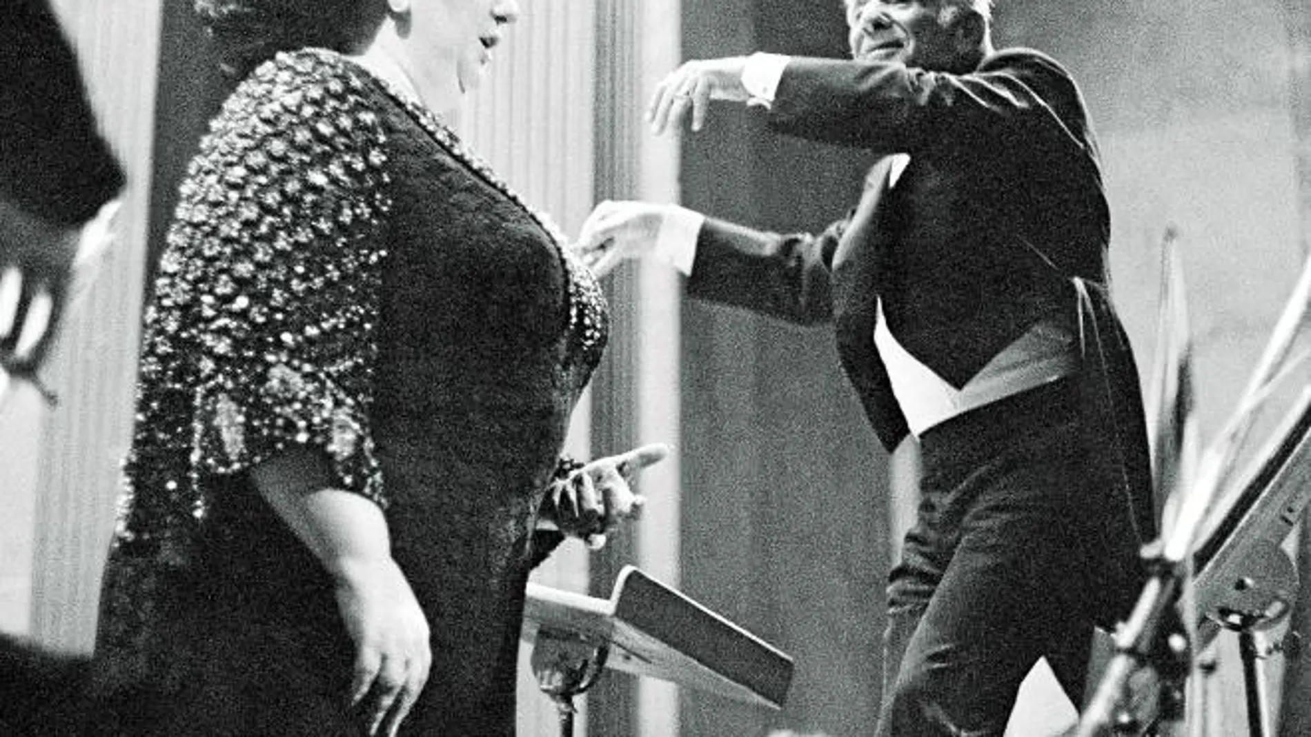 Montserrat Caballé, dirigida por Leonard Bernstein en un concierto benéfico celebrado en París en 1977