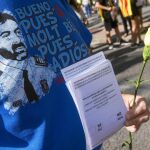 Una persona con la camiseta del Mayor de los Mossos y papeles del referéndum, ayer en Barcelona