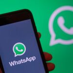 WhatsApp solo quiere cuentas que se descarguen desde la app oficial de la compañía / Efe