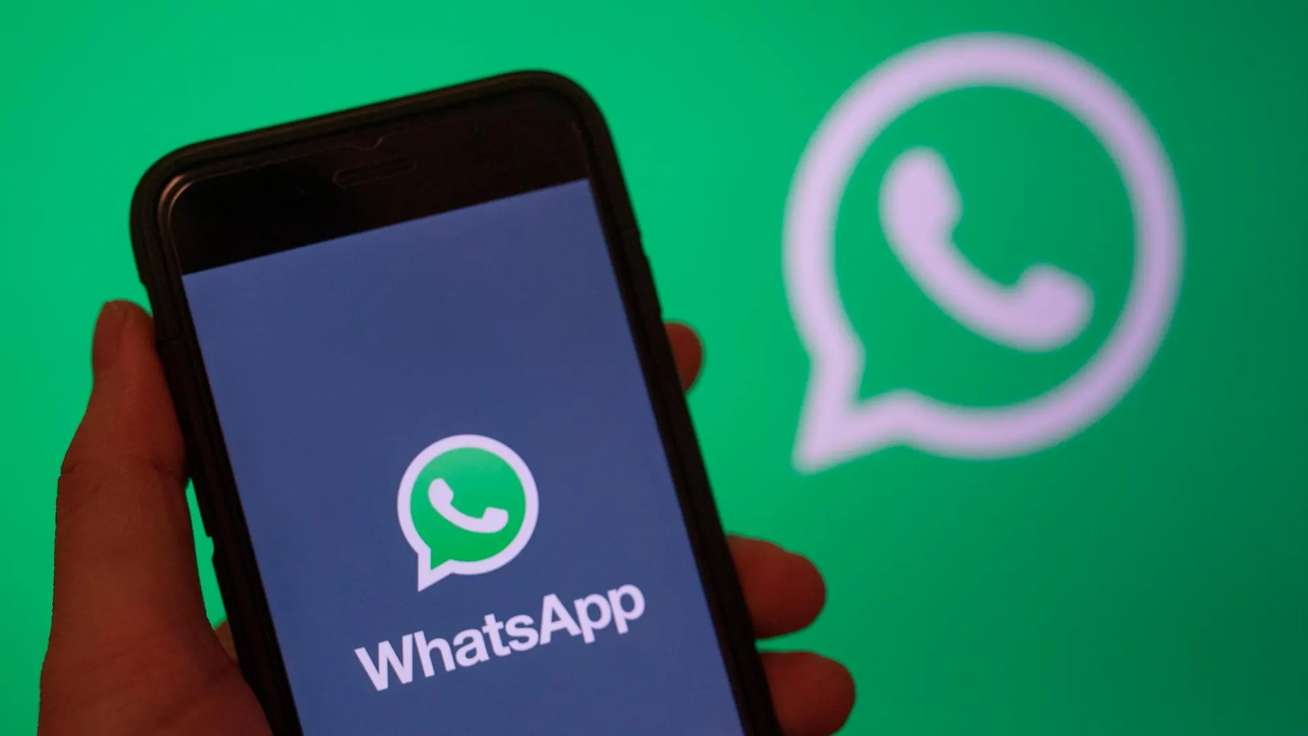 WhatsApp solo quiere cuentas que se descarguen desde la app oficial de la compañía / Efe