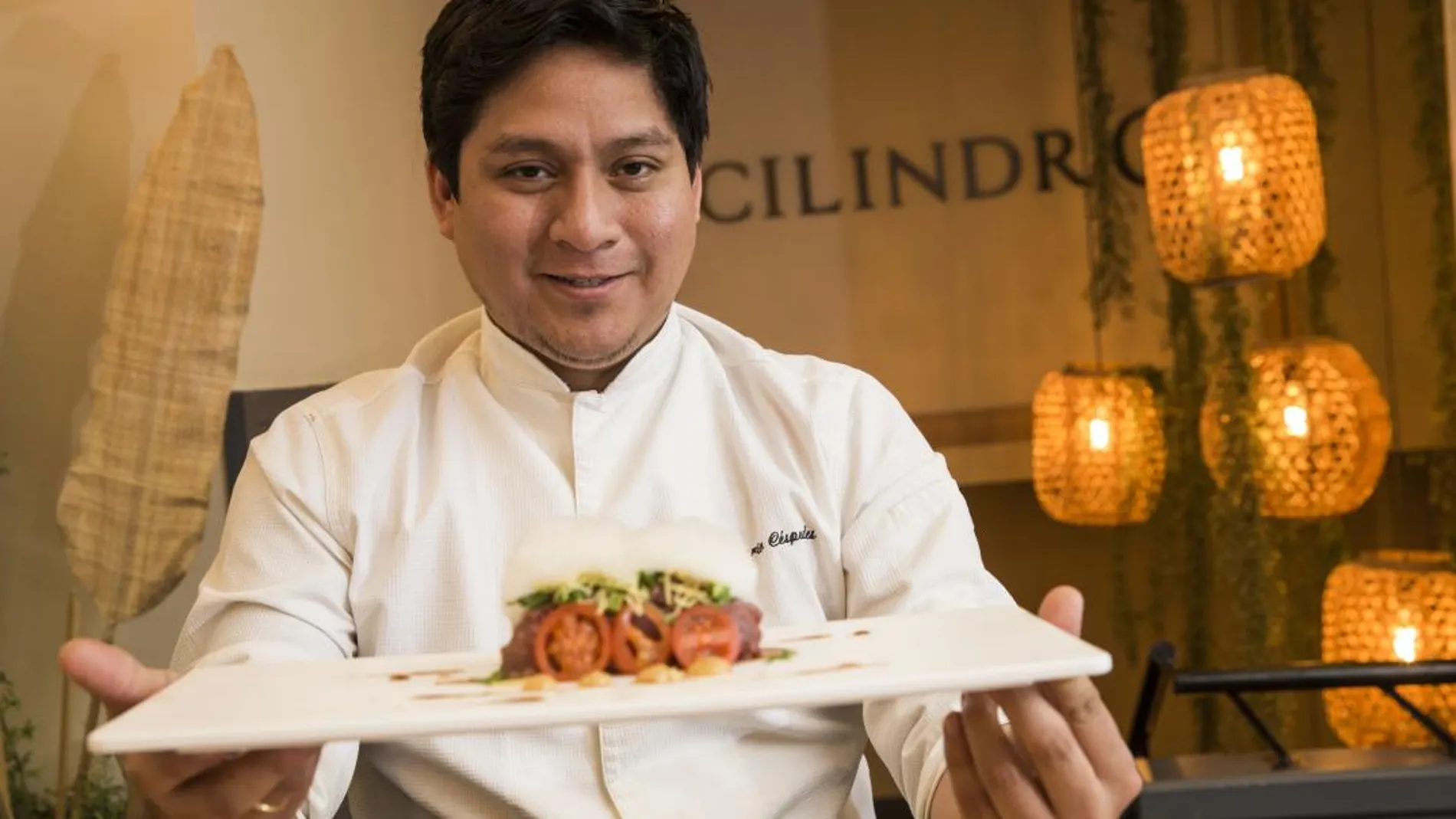 Mario Céspedes y Conchi Álvarez inauguran Cilindro, un espacio donde proponen recetas tradicionales peruanas en las que incluyen productos asturianos/Foto: Gonzalo Pérez