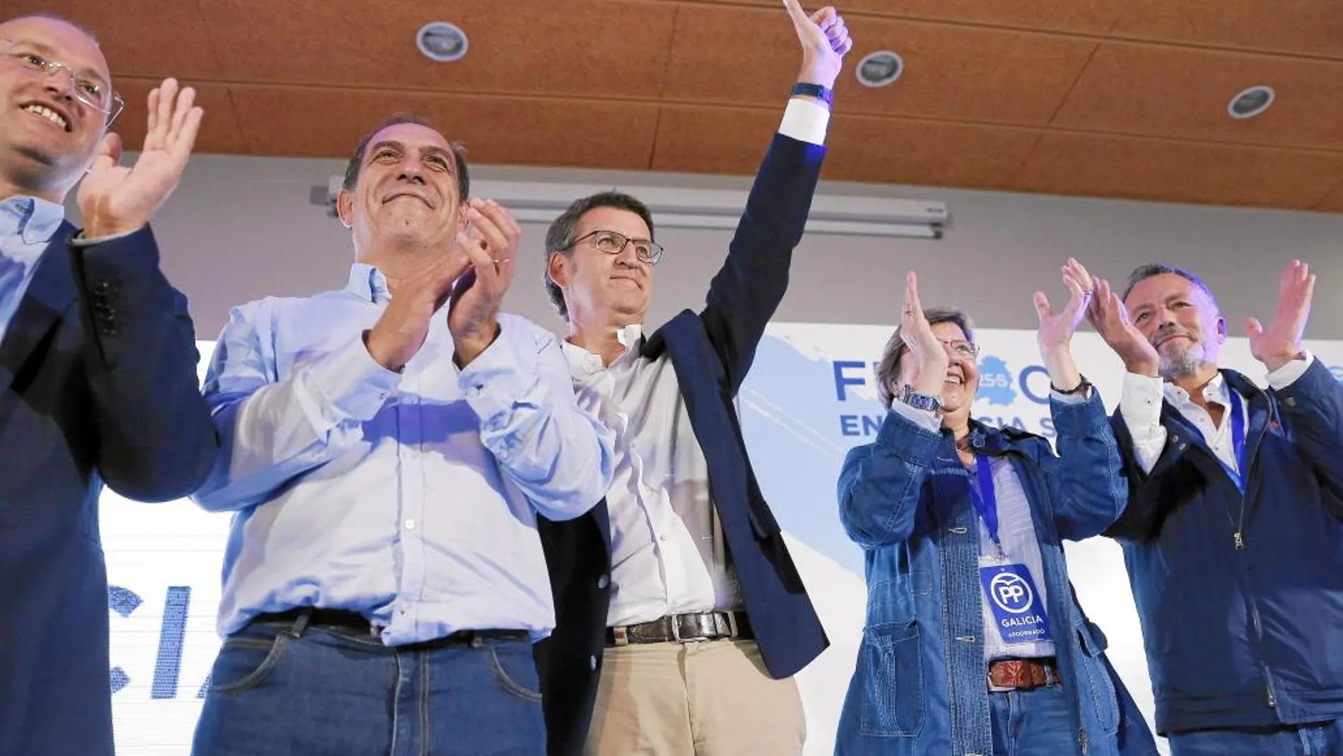 Alberto Núñez Feijóo, el gran vencedor de la jornada electoral, celebró ayer los resultados en la sede de los populares