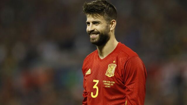 Gerard Piqué durante un partido con la selección española.