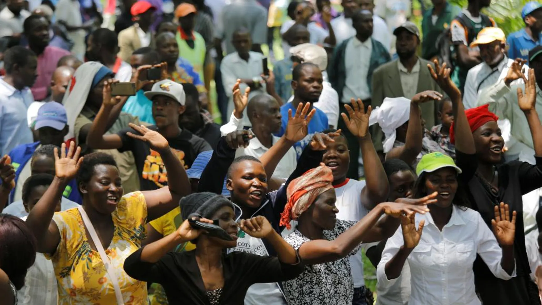 Manifestantes protestan ante el Parlamento en Harare (Zimbabue) para pedir la dimisión de Mugabe
