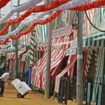 Un operario introduce mercancía en una de las casetas del recinto ferial