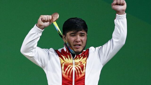 Izzat Artykov tras conseguir la medalla de bronce