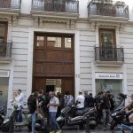 Periodistas esperan a las puertas de la vivienda del exministro y expresidente de la Generalitat Valenciana, Eduardo Zaplana, en un imagen de archivo