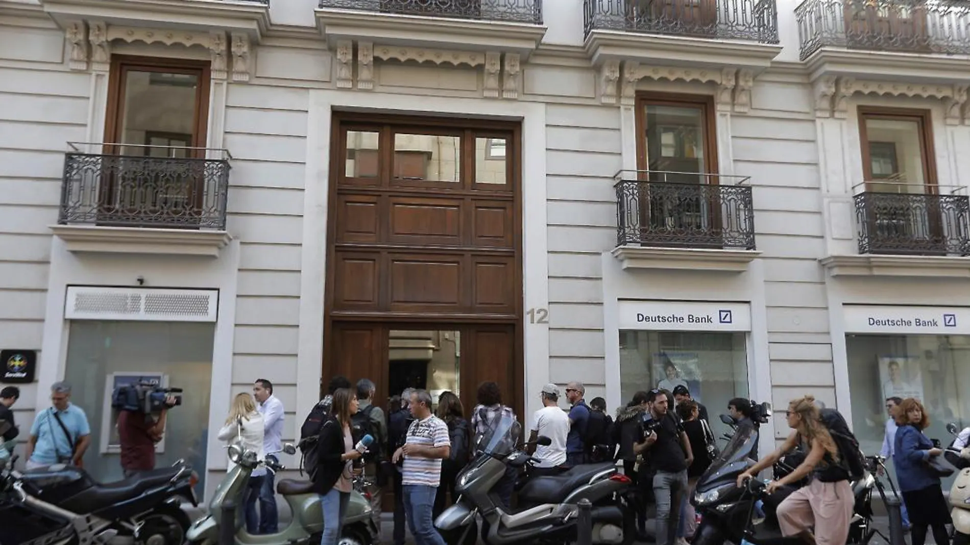 Periodistas esperan a las puertas de la vivienda del exministro y expresidente de la Generalitat Valenciana, Eduardo Zaplana, en un imagen de archivo